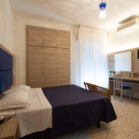 Hotel Onda Marina Misano Adriatico Bagian luar foto